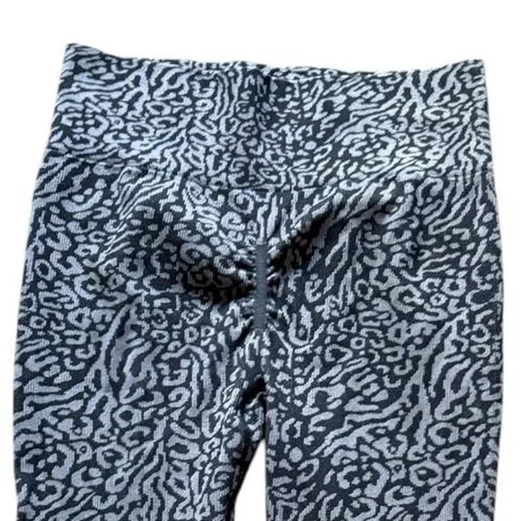 Gray leopard print leggings #leopard #leggings #Activewear #ScrunchButt - Picture 1 of 5